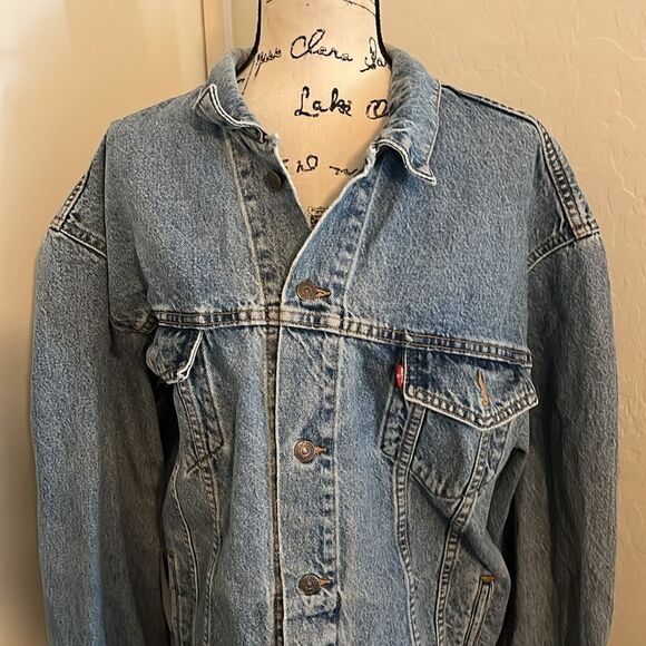 Vintage Levi’s Blue Distressed Relaxed Trucker Denim Jacket Pockets Button - Picture 4 of 14